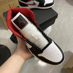 Air Jordan 1 Mid 'Black Gym Red' na internet