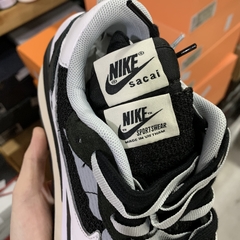 Imagem do Sacai x Nike Vaporwaffle SP "Black/Summit White/Pure Platinum"