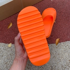 Imagem do Yeezy Slide “Enflame Orange”