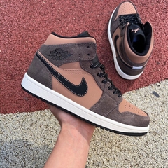 Air Jordan 1 Mid SE 'Dark Chocolate' na internet