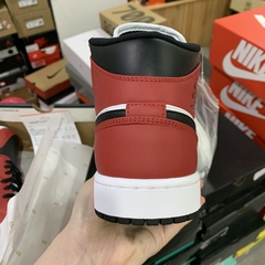 Imagem do Air Jordan 1 Mid Chicago “Black Toe”