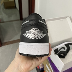 Imagem do Air Jordan 1 Low SE “Black Metallic Silver”