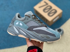 Yeezy Boost 700 “Teal Blue” na internet