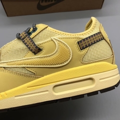 Travis Scott x Nike Air Max 1 “Saturn Gold” na internet