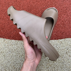 Yeezy Slide “Earth Brown” na internet