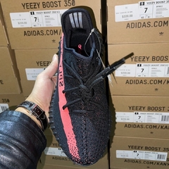 Yeezy Boost 350 V2 Core Black Red na internet