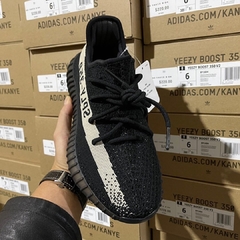 Yeezy Boost 350 V2 Core Black White na internet