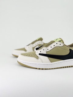 Imagem do Air Jordan 1 Low Golf Travis Scott Neutral Olive