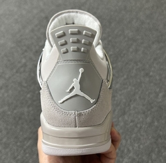 Air Jordan 4 Frozen Moments na internet