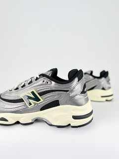 Imagem do New Balance 1000 Silver Metallic