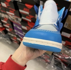 Off-White x Air Jordan 1 High “UNC” na internet