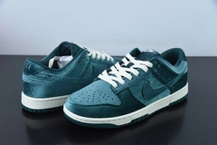 Nike Dunk Low Velvet Teal na internet