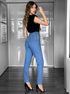 Calça Mom Jeans Médio - comprar online