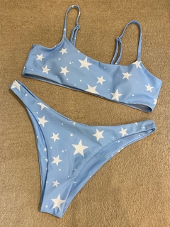 Bikini azul con estrellas blancas. en internet