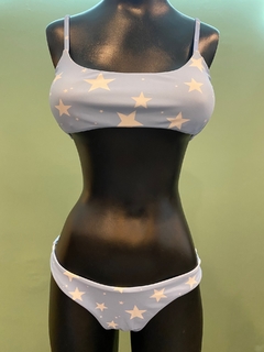 Bikini azul con estrellas blancas.