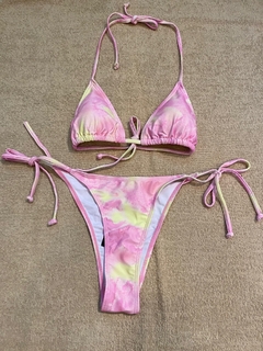 Bikini tie dye rosa con amarillo.