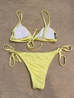 Bikini amarillo. en internet