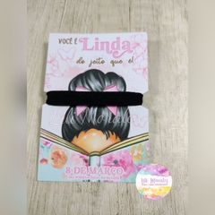 Tag c/ xuxinha cabelo Dia da Mulher (Ref. 0431) - Lili Morales Festas e Presentes Personalizados