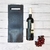 porta vinho em sintético azul marinho com garrafa de vinho e cacho de uva