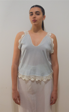 Musculosa con terminaciones en crochet