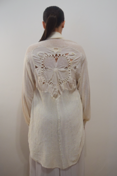 Saco con mangas largas, blanco con flor en la espalda - comprar online