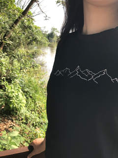 T-shirt Bordada Montanhas Preta - Malha Ecológica / Feminina - comprar online