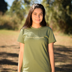 T-shirt "Sobe Morro, Quebra Pedra" Verde - Malha Ecológica / Feminina - comprar online