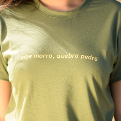 T-shirt "Sobe Morro, Quebra Pedra" Verde - Malha Ecológica / Feminina - comprar online