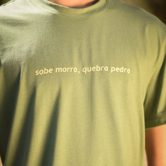 T-shirt "Sobe Morro, Quebra Pedra" Verde - Malha Ecológica / Masculina - comprar online