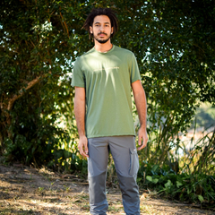 T-shirt "Sobe Morro, Quebra Pedra" Verde - Malha Ecológica / Masculina na internet