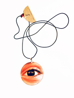 Colar Medalhão - Olho de Menina - Coleção A Rua Suspensa