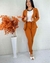 Conjunto blazer e calça jogger na internet