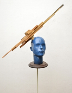 Blue head / Madera manufacturadas + cabeza de fibra de vidrio / 90 cm x 60 cm x 43 cm /Pedestal de 150 cm de altura x 30 cm x 30 cm