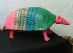 "Armadillo gentil"; técnica: madera y alambre forrado en papel maché y estuco, pintado en acrílico. Medidas:58x22x19 cm. Precio: US $300