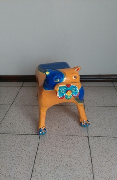 "Bull dog amigo"; técnica: silla de madera y alambre, forrada en papel maché y estuco pintado en acrílico capa de resina. Medidas: 46x56x35 cm. Precio: US $700.