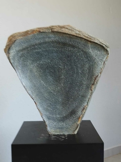 Cloto / Escultura en Piedra intervenida / 53 x 52 x 11 cms.