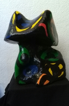 "Gato en la noche"; técnica: escultura en alambre forrado en papel maché y estuco, pintado en acrílico capa de resina. Sin base. Medidas: 42 x 33x 25 cm; Precio: US $800.