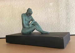 Pensativa / Escultura en cerámica gres / 14 x 15 x 8 cm / Base: 4 x 30 x 15 cm - metal-
