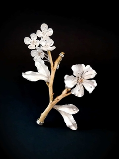Broche: plata 925° con turmalina natural y ramo de manzano real. Tamaños: 12×11×1,5 cm Pesa 34 gramos.