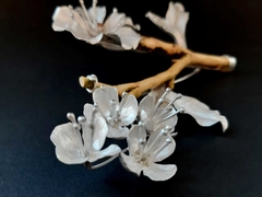 Broche: plata 925° con turmalina natural y ramo de manzano real. Tamaños: 12×11×1,5 cm Pesa 34 gramos. - comprar online