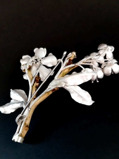 Broche: plata 925° con turmalina natural y ramo de manzano real. Tamaños: 12×11×1,5 cm Pesa 34 gramos. en internet