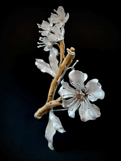 Broche: plata 925° con turmalina natural y ramo de manzano real. Tamaños: 12×11×1,5 cm Pesa 34 gramos. - tienda online