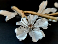 Imagen de Broche: plata 925° con turmalina natural y ramo de manzano real. Tamaños: 12×11×1,5 cm Pesa 34 gramos.