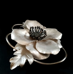 Broche La flor Anémona con estambres oxidados. Plata chapada 925° 7x5x1,5cm, 26g. en internet