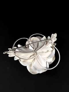 Broche La flor Anémona con estambres oxidados. Plata chapada 925° 7x5x1,5cm, 26g. - Aura Arte