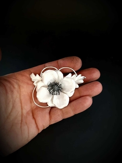 Broche La flor Anémona con estambres oxidados. Plata chapada 925° 7x5x1,5cm, 26g. - tienda online