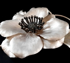 Imagen de Broche La flor Anémona con estambres oxidados. Plata chapada 925° 7x5x1,5cm, 26g.