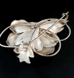 Broche La flor Anémona con estambres oxidados. Plata chapada 925° 7x5x1,5cm, 26g.