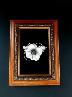 Broche La flor Anémona con estambres oxidados. Plata chapada 925° 7x5x1,5cm, 26g. - comprar online