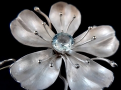 Broche Flor de manzano con topacio azul. 5x5x1,5 cm, 14,5g - comprar online